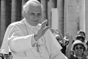 Papst Benedikt XVI. (schwarz-weißes Archivfoto)